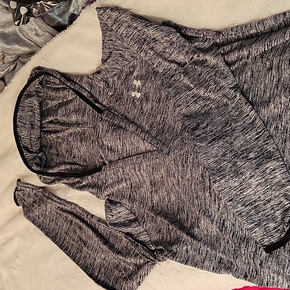 H42 Womens Under Armour long sleeve shirt/hoodie...adult large